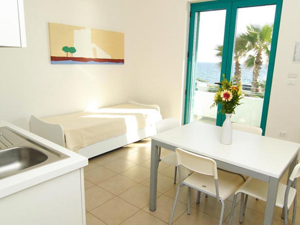 Terrazze Del Mare Aparthotel Racale Δωμάτιο φωτογραφία